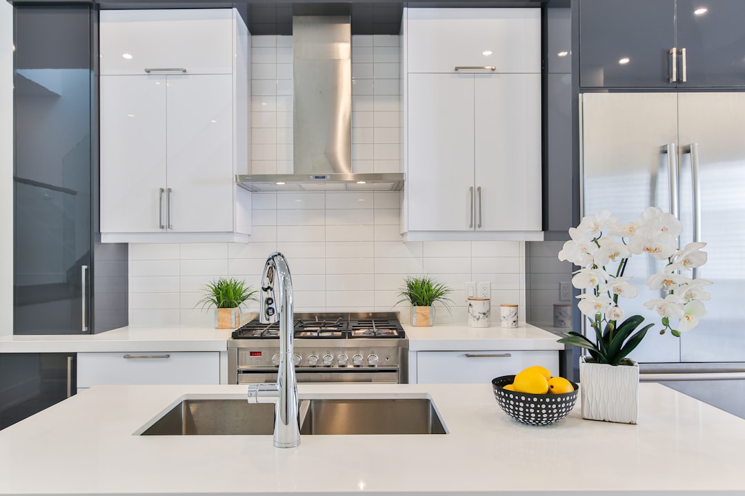High-Gloss vs. Matte Cabinets: Which Style Fits Your Kitchen?